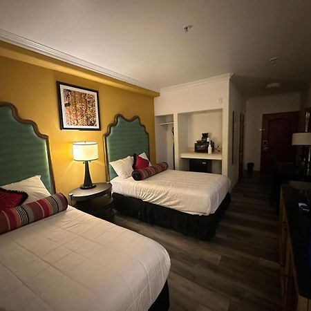 Howard Johnson By Wyndham Bakersfield Exterior photo