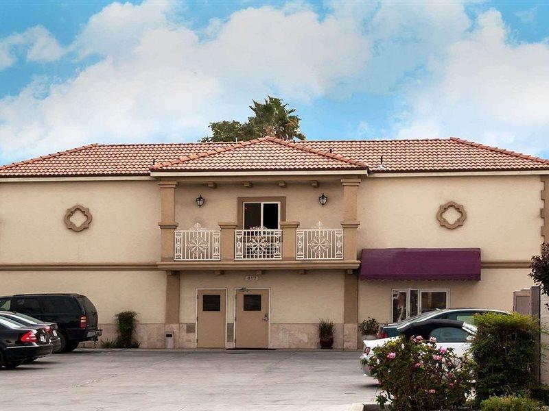 Howard Johnson By Wyndham Bakersfield Exterior photo