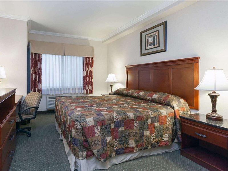 Howard Johnson By Wyndham Bakersfield Exterior photo