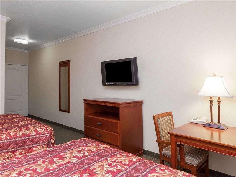 Howard Johnson By Wyndham Bakersfield Exterior photo