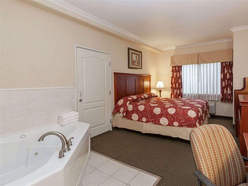 Howard Johnson By Wyndham Bakersfield Exterior photo