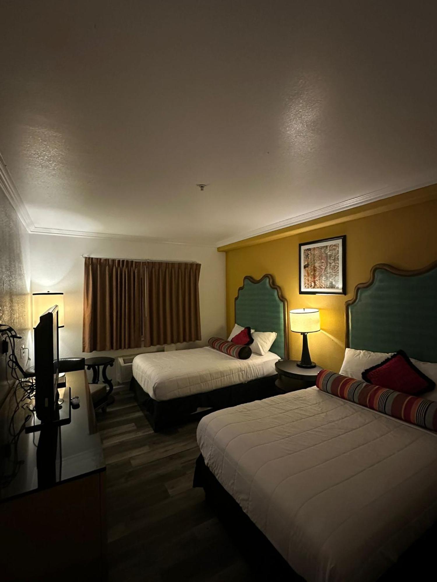 Howard Johnson By Wyndham Bakersfield Exterior photo