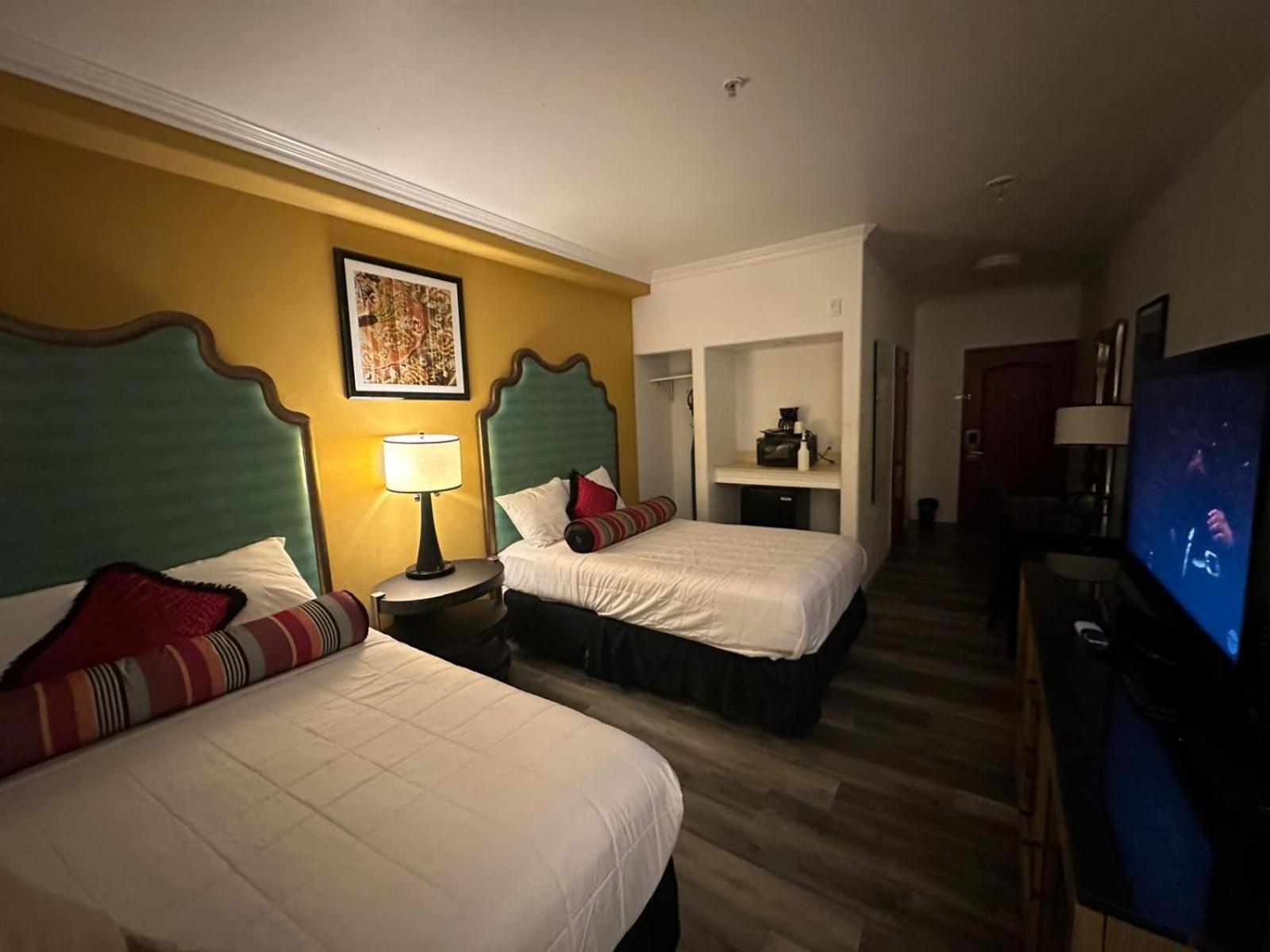 Howard Johnson By Wyndham Bakersfield Exterior photo