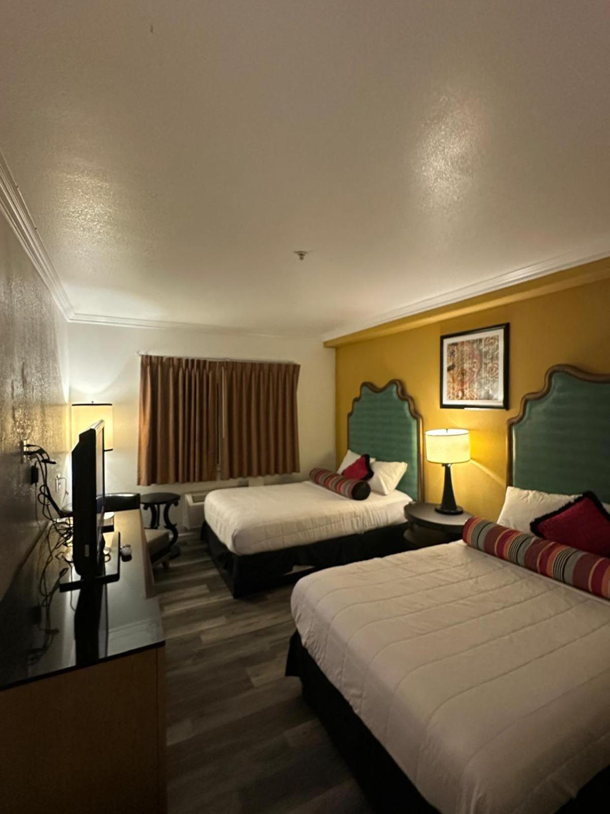 Howard Johnson By Wyndham Bakersfield Exterior photo
