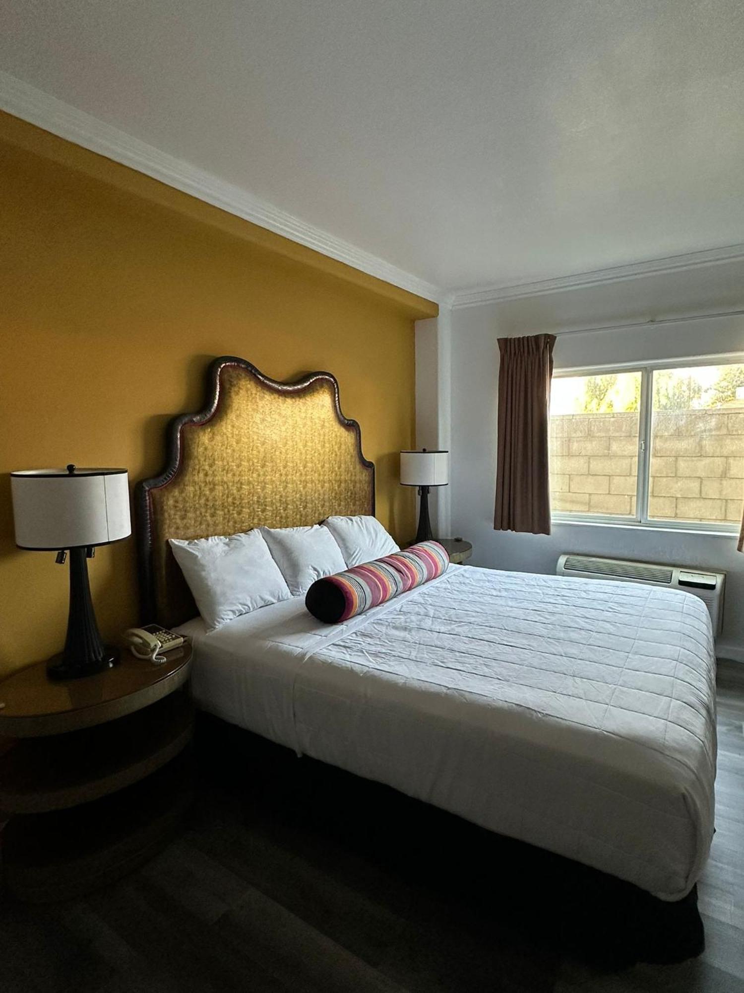 Howard Johnson By Wyndham Bakersfield Exterior photo