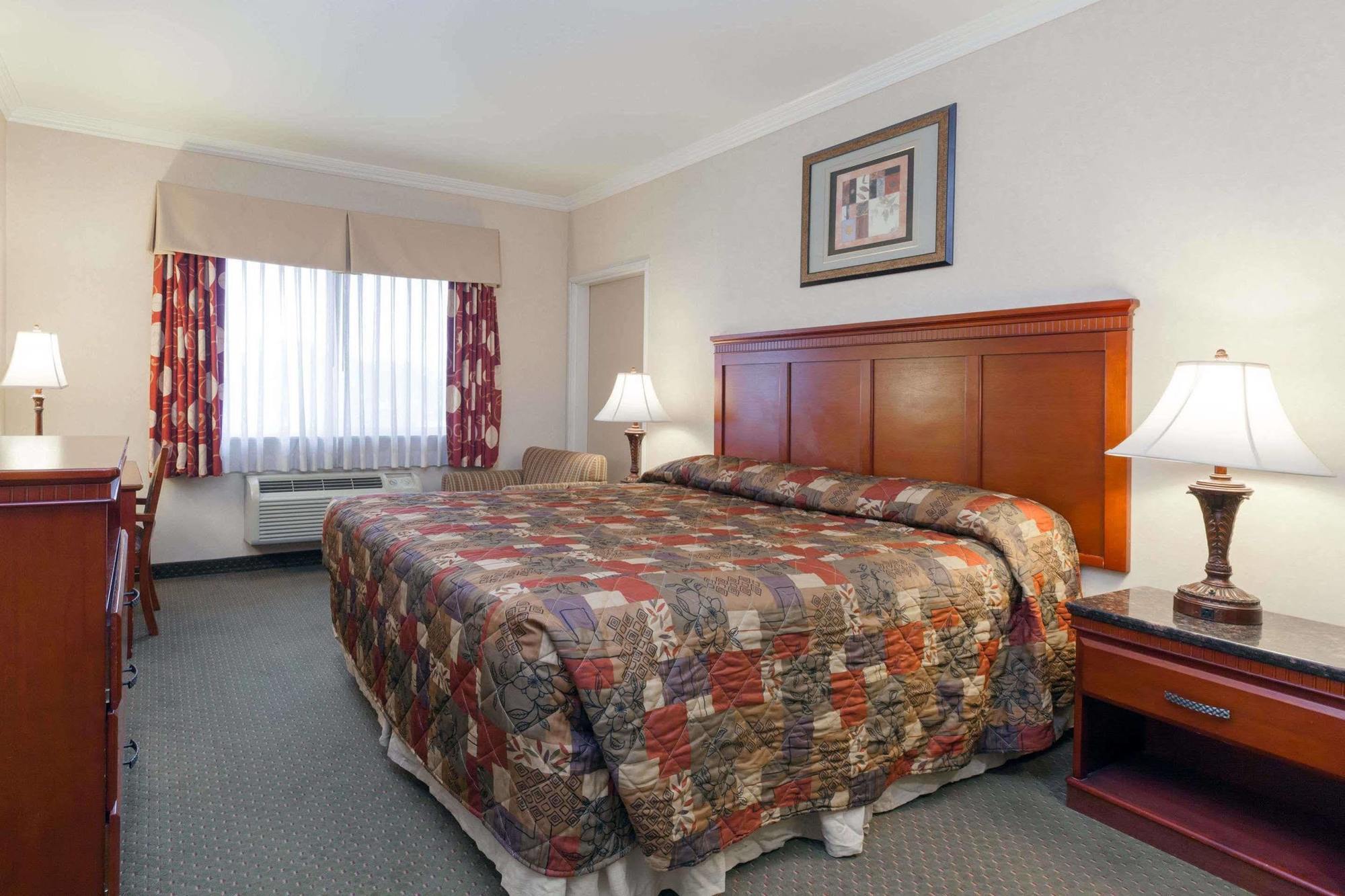 Howard Johnson By Wyndham Bakersfield Exterior photo